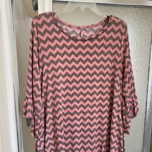 Women’s top with pockets! Soft and super stretchy. XL or 1X